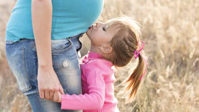选择代孕母亲：已婚和单身代母的风险考量